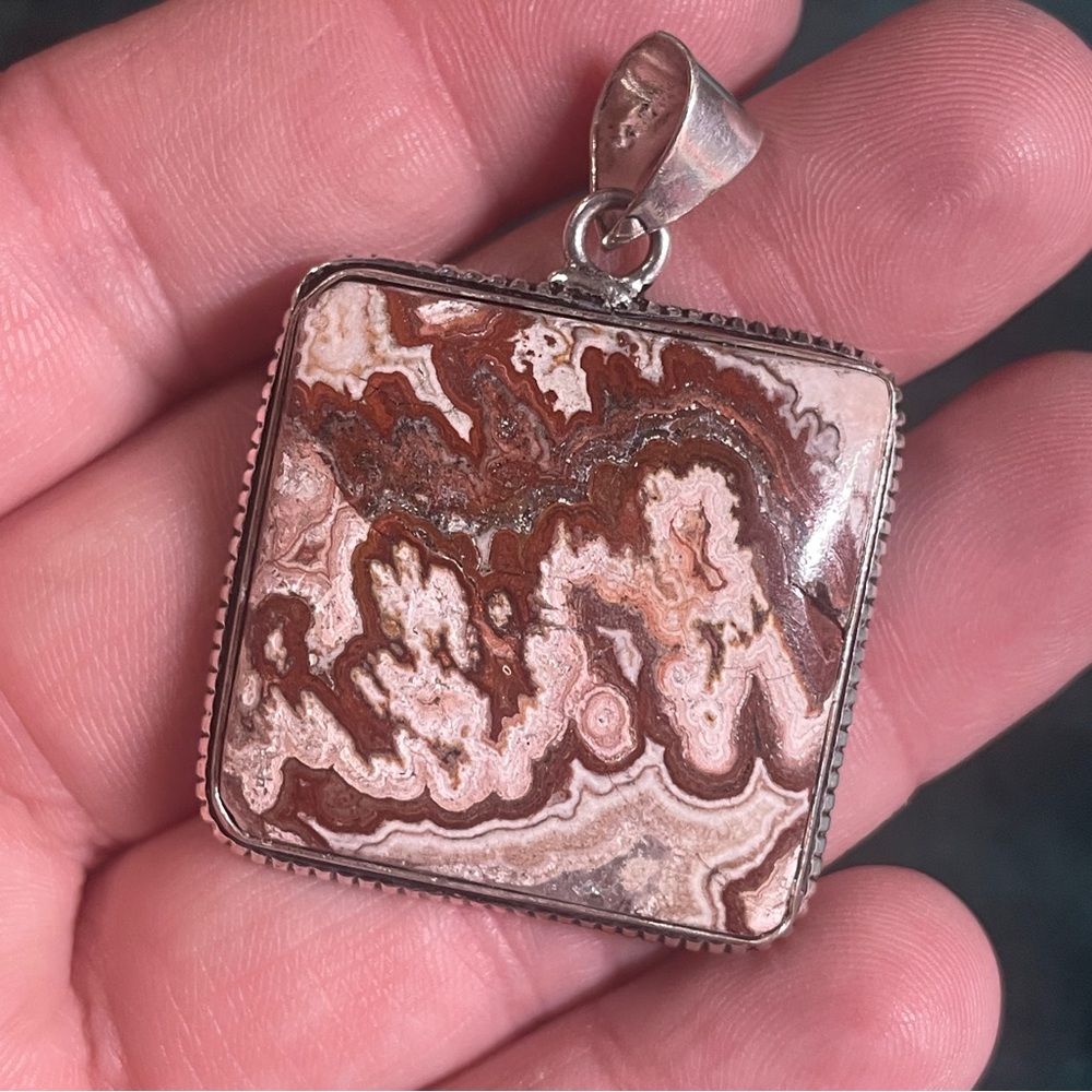 Mexican lace agate pendant